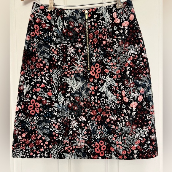 H&M BLACK FLORAL MINI SKIRT W/AN EMBROIDERED FEEL ( not actually embroidered) - Picture 2 of 7